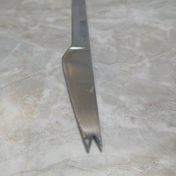 Vintage Stainless Finely Serrated Unique 2 Point Butter or Tomato Knife Unmarked - Picture 2 of 10